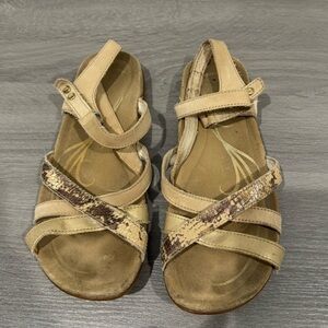 Abeo Laguna Leather Beige Sandals Sz 7.5